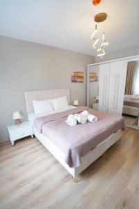 ein Schlafzimmer mit einem großen Bett mit Handtüchern darauf in der Unterkunft King Suite OK0 in Esenyurt