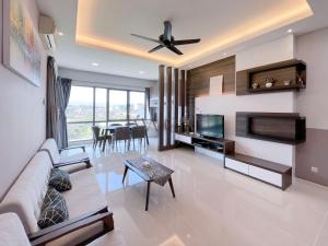 Μια τηλεόραση ή/και κέντρο ψυχαγωγίας στο KWEN Loft - City Centre Imago 3BR l 2BR l Studio