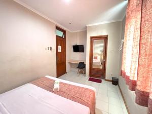 Televisyen dan/atau pusat hiburan di Hotel Winotosastro by Athelu