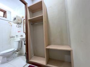 La petite salle de bains est pourvue de toilettes et d'un lavabo. dans l'établissement Hotel Winotosastro by Athelu, à Timuran
