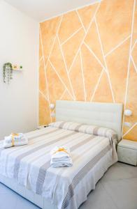 sypialnia z łóżkiem z ręcznikami w obiekcie In Centro rooms w mieście Castellabate