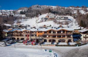 Obiekt AvenidA Mountain Lodges Kaprun zimą