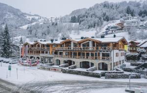 Obiekt AvenidA Mountain Lodges Kaprun zimą