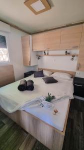 een slaapkamer met een groot bed in een kamer bij Luxury Mobile Homes - Adria Superior in Klenovica