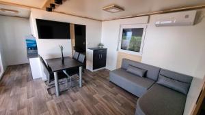 sala de estar con sofá y mesa en Luxury Mobile Homes - Adria Superior, en Klenovica