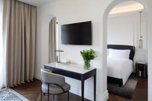 Postel nebo postele na pokoji v ubytování InterContinental Rome Ambasciatori Palace by IHG