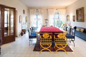 a dining room with a table and chairs in a room at La Boheme in Taormina