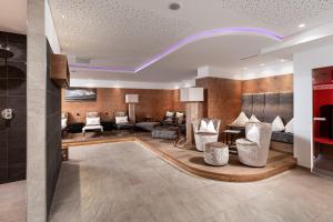 Posezení v ubytování ALMHOF Alpin Apartments & Spa