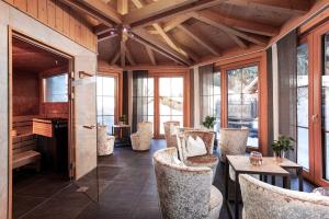 Posezení v ubytování ALMHOF Alpin Apartments & Spa
