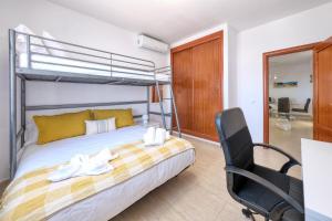 Schlafzimmer mit einem Bett, einem Schreibtisch und einem Stuhl in der Unterkunft Casa Yare, shared pool, air-con, fast wifi in Costa Teguise