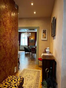 een hal met een woonkamer en een eetkamer bij Le Papillon de Bohème in Praag
