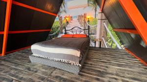 villa hidden paradise garden في فتحية: سرير في شرفة منزل
