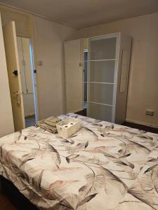 Un dormitorio con una cama grande con una caja. en Axel's Rooms 1, en Mánchester
