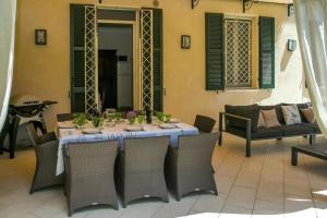 un tavolo con una tovaglia blu su un patio di Villa Roberta - Homelike Villas a Fano