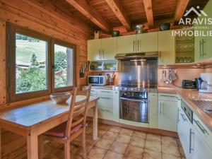 Chalet Le Grand-Bornand, 5 pièces, 9 personnes - FR-1-391-2にあるキッチンまたは簡易キッチン