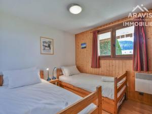 Chalet Le Grand-Bornand, 5 pièces, 9 personnes - FR-1-391-2にあるベッド