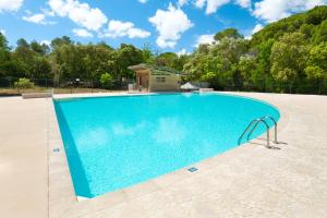 a swimming pool with a building in the background at Natura Parc Toit Terrasse in Fréjus