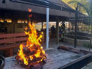 eine Feuerstelle vor einem Restaurant in der Unterkunft Uitkyk Guest Farm in Usakos
