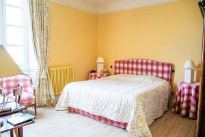 Una cama o camas en una habitación de Hotel du Château d'Arche, Grand Cru Classé de Sauternes