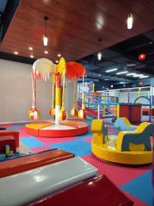 una sala de juegos para niños con un parque infantil con un paseo en Hotel Inju en Borovoye