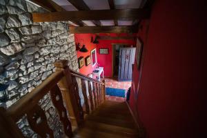 una escalera en una casa con una pared de piedra en Casa independiente con chimena, jardín y barbacoa en Santander