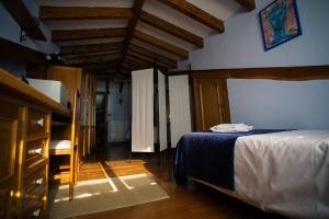 a bedroom with a bed and a desk in it at Casa independiente con chimena, jardín y barbacoa in Santander