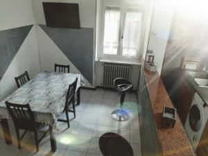 jadalnia ze stołem i krzesłami oraz oknem w obiekcie Case Gemelle - CIR 0271 w Aoście +5 zdjęć