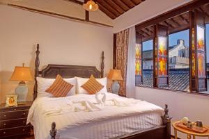 una camera da letto con un grande letto e una finestra di WuZhen Dream Hotel a Tongxiang