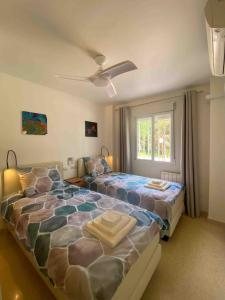 ein Schlafzimmer mit einem großen Bett und einem Fenster in der Unterkunft Bon Dia Albir in Albir