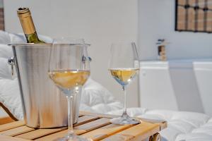 Nápoje v ubytování Elounda Helios Luxury Apartment with Rooftop Jacuzzi