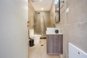 Bilik mandi di Elounda Helios Luxury Apartment with Rooftop Jacuzzi