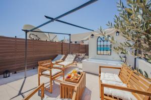 Posezení v ubytování Elounda Helios Luxury Apartment with Rooftop Jacuzzi