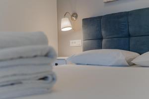 Postel nebo postele na pokoji v ubytování Elounda Helios Luxury Apartment with Rooftop Jacuzzi