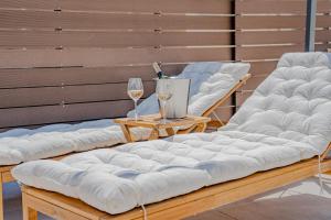 Posezení v ubytování Elounda Helios Luxury Apartment with Rooftop Jacuzzi
