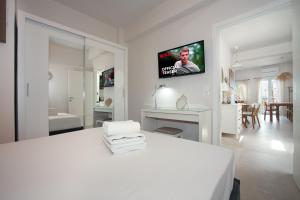 TV a/nebo společenská místnost v ubytování Elounda Helios Luxury Apartment with Rooftop Jacuzzi