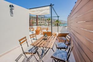 Balkón nebo terasa v ubytování Elounda Helios Luxury Apartment with Rooftop Jacuzzi
