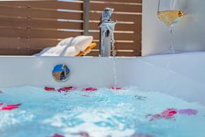 Fotografie z fotogalerie ubytování Elounda Helios Luxury Apartment with Rooftop Jacuzzi v destinaci Elounda