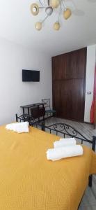 een kamer met twee bedden en handdoeken erop bij Affittacamere Girasole in Modugno