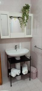 een badkamer met een wastafel en een spiegel bij Affittacamere Girasole in Modugno