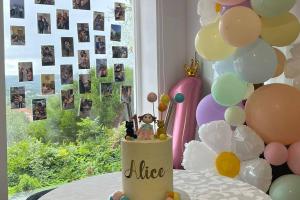 una mesa con un pastel de cumpleaños y globos en Moradia na Serra en Alcanede