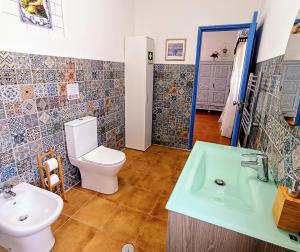 La salle de bains est pourvue de toilettes et d'un lavabo. dans l'établissement Sunset Vista apartment A, à Cardigos