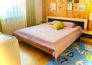 ein Schlafzimmer mit einem Bett mit zwei Kissen darauf in der Unterkunft Villa Garden in Pristina