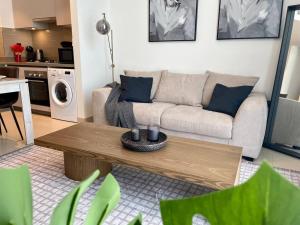 Fotografie z fotogalerie ubytování Dar Vacation - Cozy & Stylish 1BDR Apartment v Dubaji