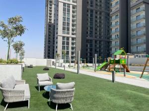 Fotografie z fotogalerie ubytování Dar Vacation - Cozy & Stylish 1BDR Apartment v Dubaji
