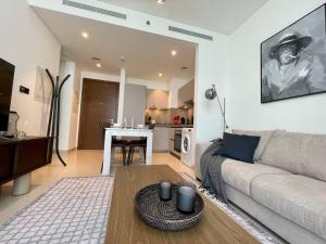 Fotografie z fotogalerie ubytování Dar Vacation - Cozy & Stylish 1BDR Apartment v Dubaji