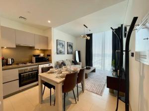 Fotografie z fotogalerie ubytování Dar Vacation - Cozy & Stylish 1BDR Apartment v Dubaji