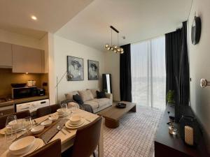 Fotografie z fotogalerie ubytování Dar Vacation - Cozy & Stylish 1BDR Apartment v Dubaji