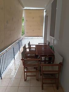 Habitación con mesa, sillas y balcón. en Beach house in Kandia, en Kandia