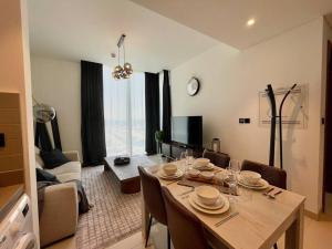 Fotografie z fotogalerie ubytování Dar Vacation - Cozy & Stylish 1BDR Apartment v Dubaji