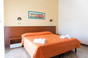 ベッラーリア・イジェア・マリーナにあるB&B Hotel Villa Noraのベッドルーム1室(ベッド1台、タオル2枚付)